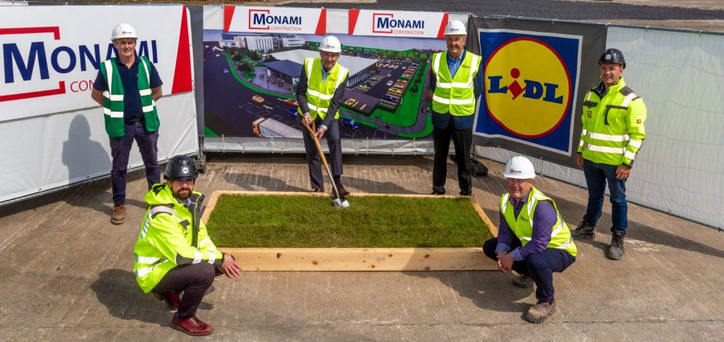 25/06/2020  Pictured at the announcement of the commencement of Lidl Ireland’s construction at their new site on Slievenamon Road, Thurles is,   l-r Damian O’Neil Monami,  Paul Downey Property Executive Lidl,  Michael Lowry TD,  Stephen Nolan Lidl project manager,  Sean Garvey Contract manager,  Bryan Quille Director Monami.     .The store will, when complete, replace the existing Thurles store on Abbey Road. The construction will see an investment of €10 million into the local area as well as the creation of 10 permanent new jobs once the store opens. Picture : Andy Jay